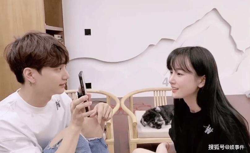 杨紫晒捏脸比心自拍照 双眸明亮表情可爱灵动